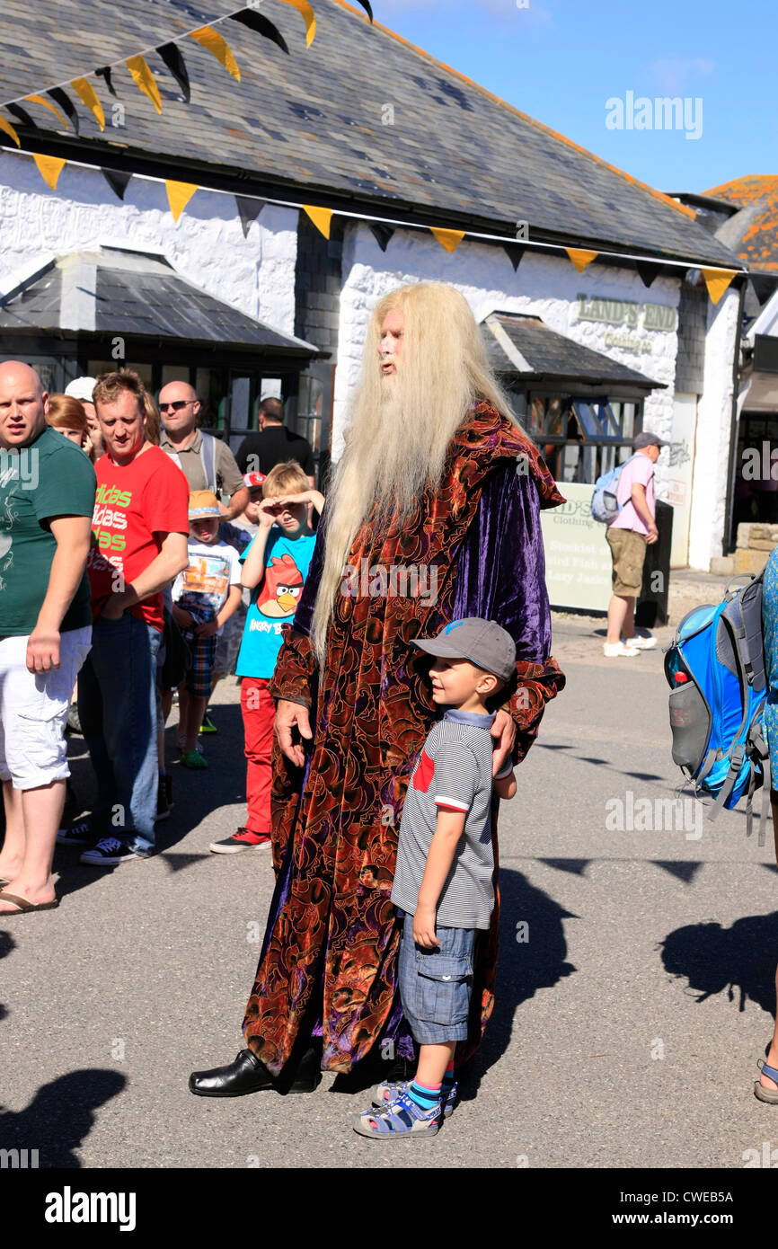 Merlin accueille les visiteurs au centre de Lands End en Cornouailles Banque D'Images