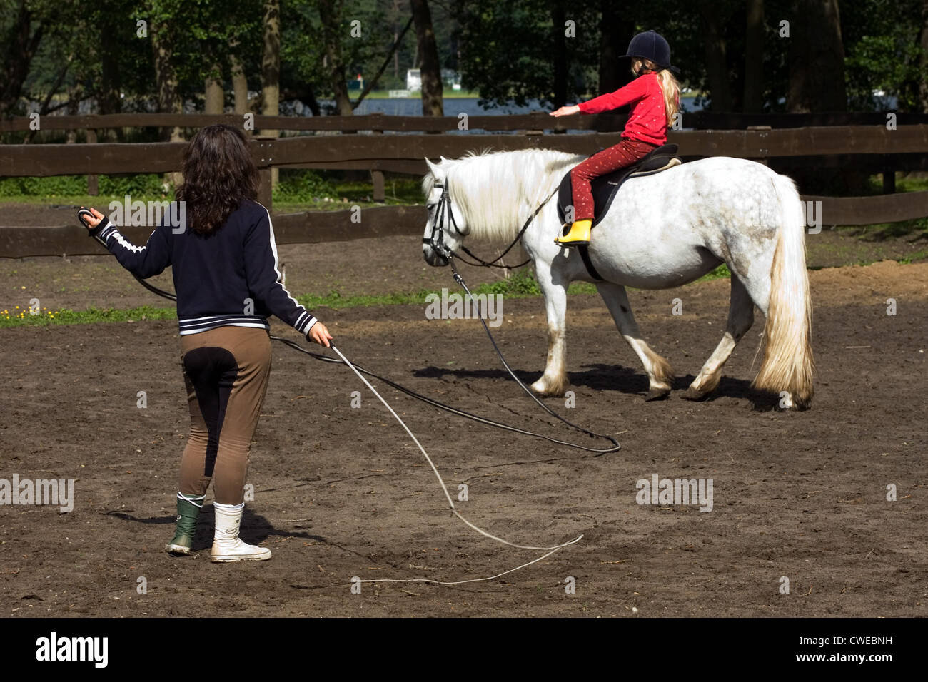 Wandlitz, leçons d'équitation. Sur le poney et l'enfant sur une jambe Banque D'Images