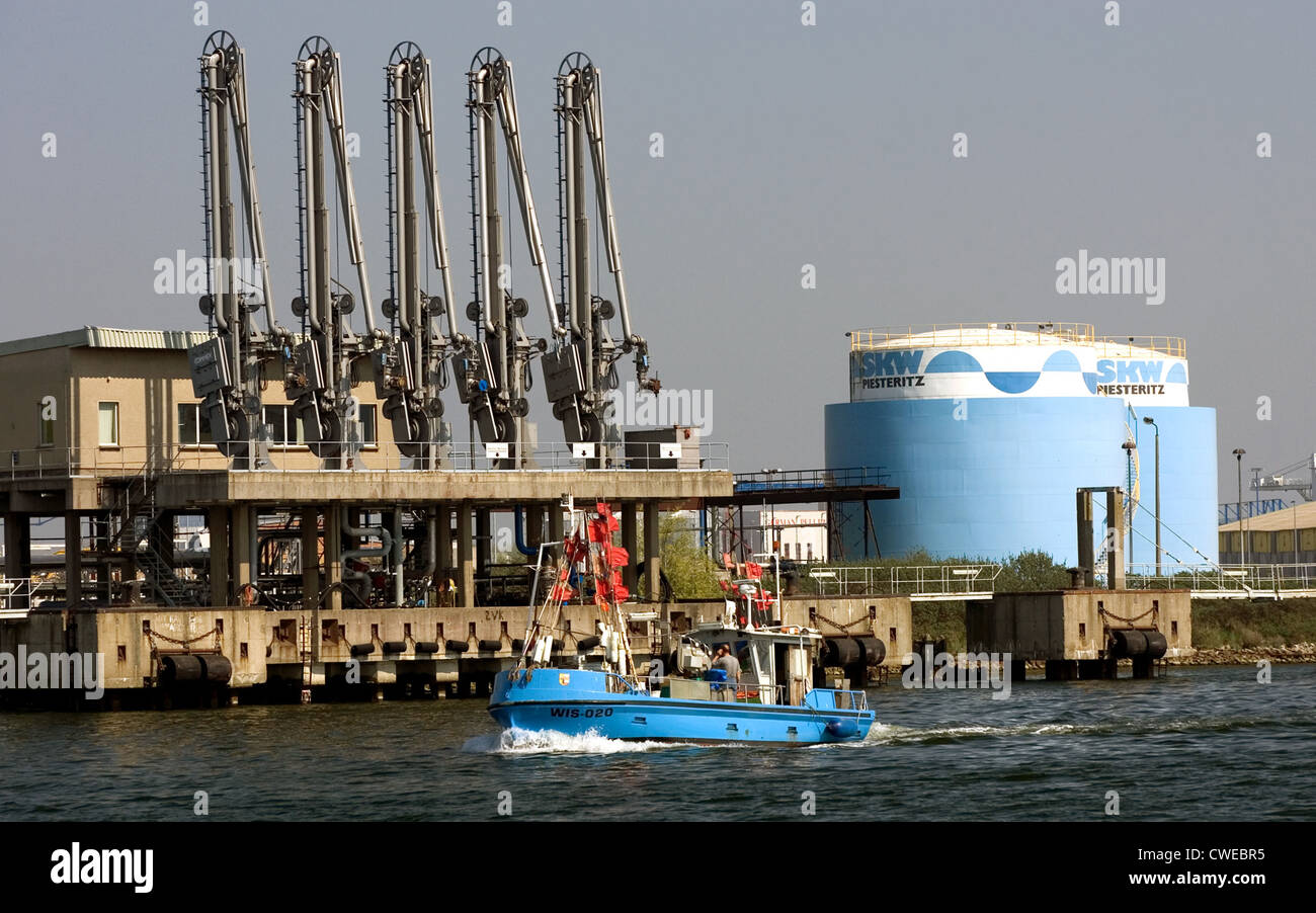 Wismar, réservoirs d'huile dans le port Banque D'Images