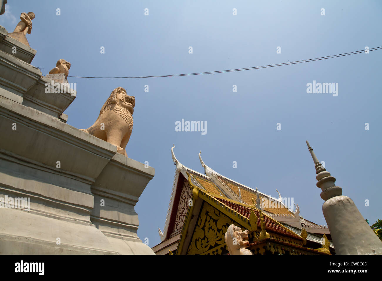 Sculptures sur le stupa du temple Wat Phnom à Phnom Penh Banque D'Images