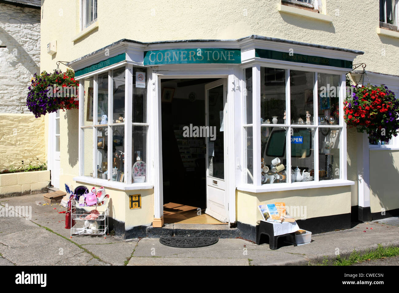 Un traditionnel corner shop vu ici à West Looe Cornwall Banque D'Images