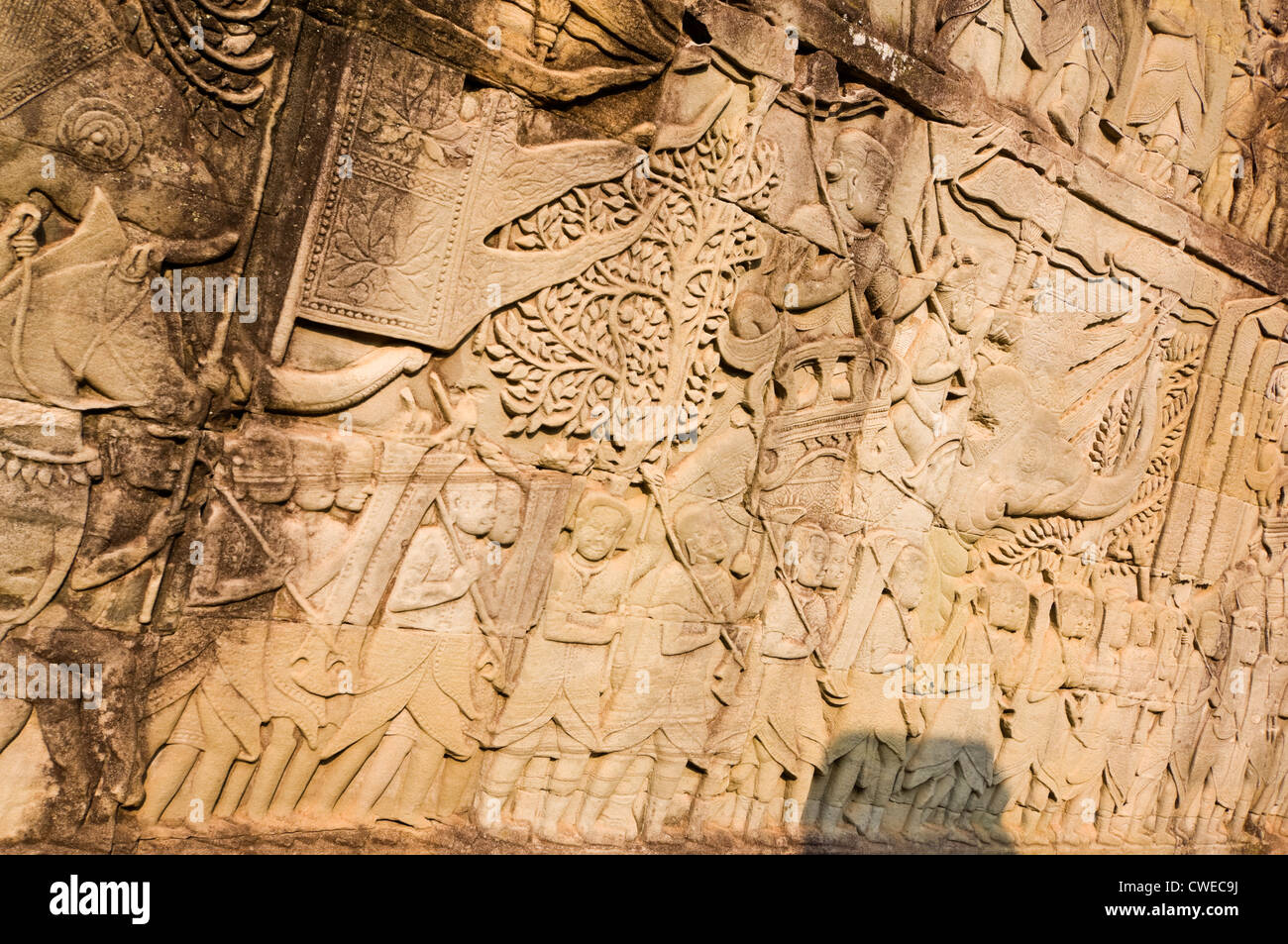 L'horizontale vue rapprochée de l'bas-reliefs historiques dans la galerie extérieure du temple Bayon à Siem Reap. Banque D'Images