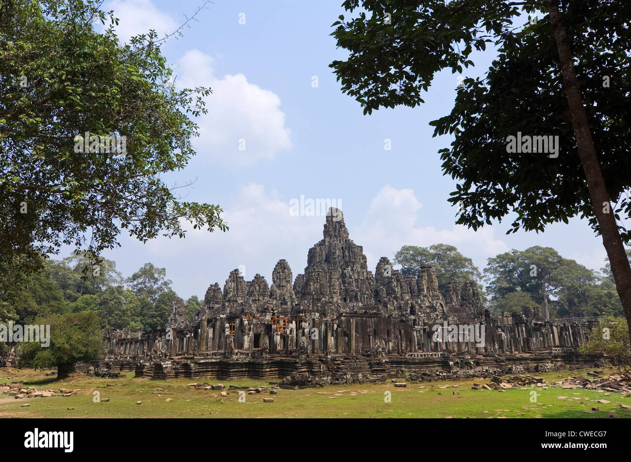 Vue extérieure grand angle horizontal de la fascinante visages du Bayon temple à Siem Reap. Banque D'Images