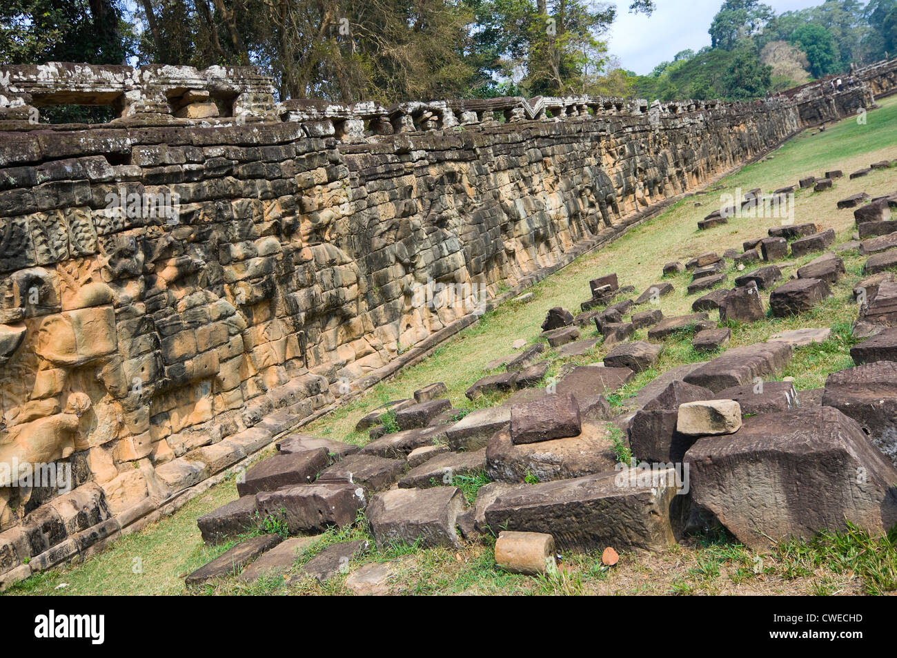 Compte tenu de l'angulaire horizontale Terrasse des Eléphants, une vaste zone fortifiée à Angkor Thom à Siem Reap. Banque D'Images