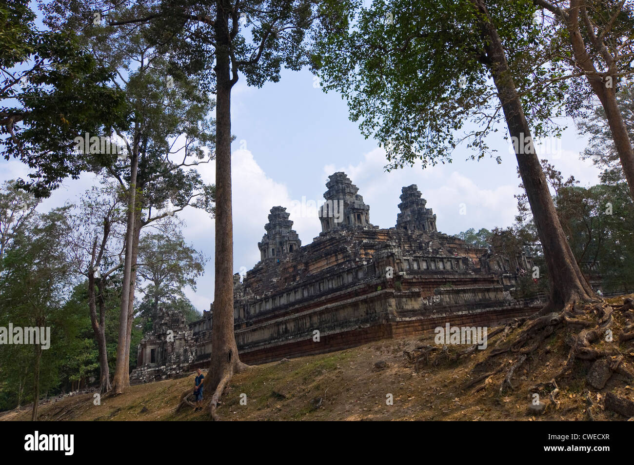 Vue horizontale de Ta Keo, le plus vieux temple à Angkor avec un touriste à l'avant-plan montrant la taille de la structure. Banque D'Images