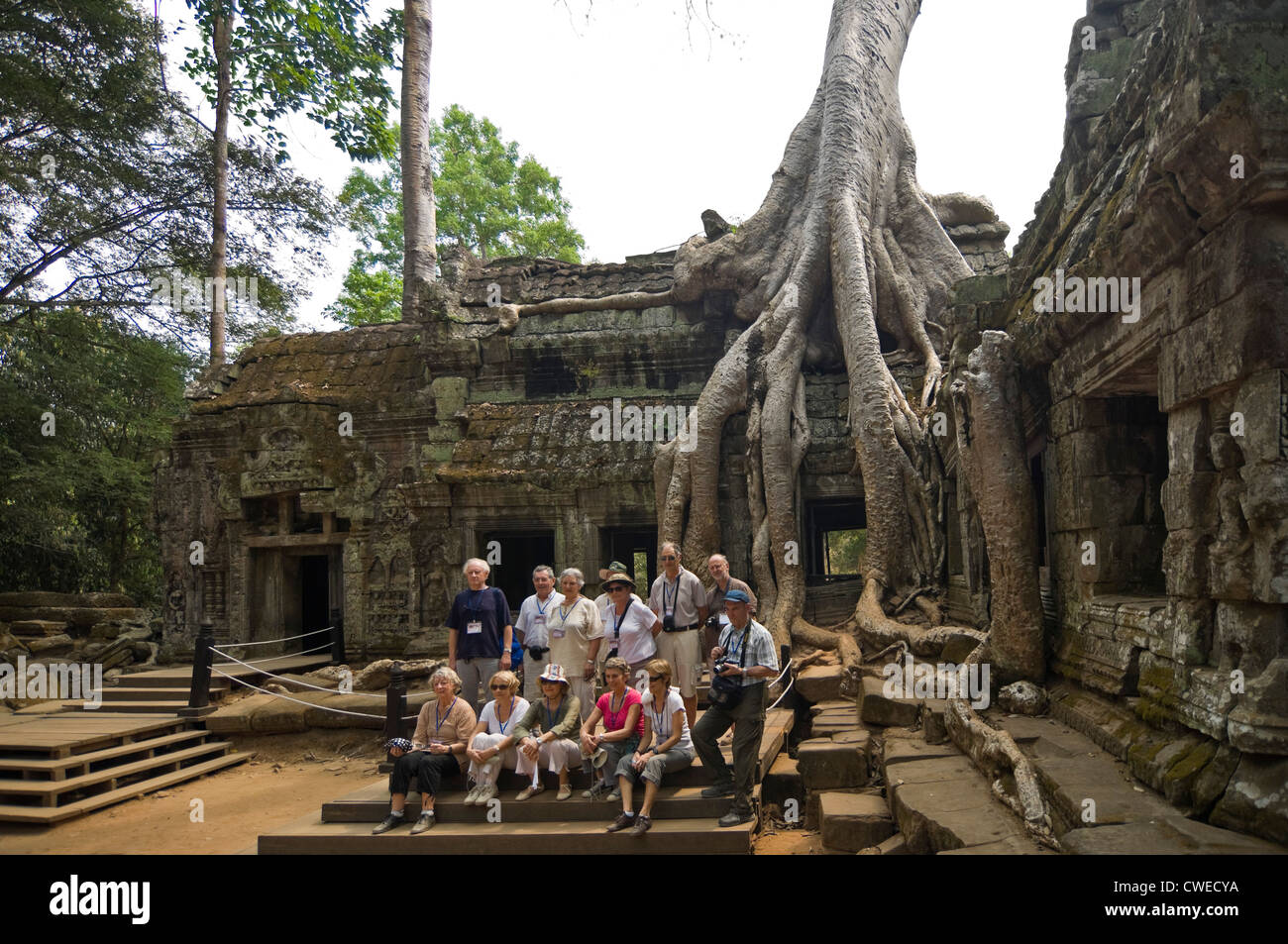 Vue horizontale de touristes posant pour une photographie à l'emblématique place à Ta Prohm aka Rajavihara ou Tomb Raider temple à Angkor à Siem Reap Banque D'Images