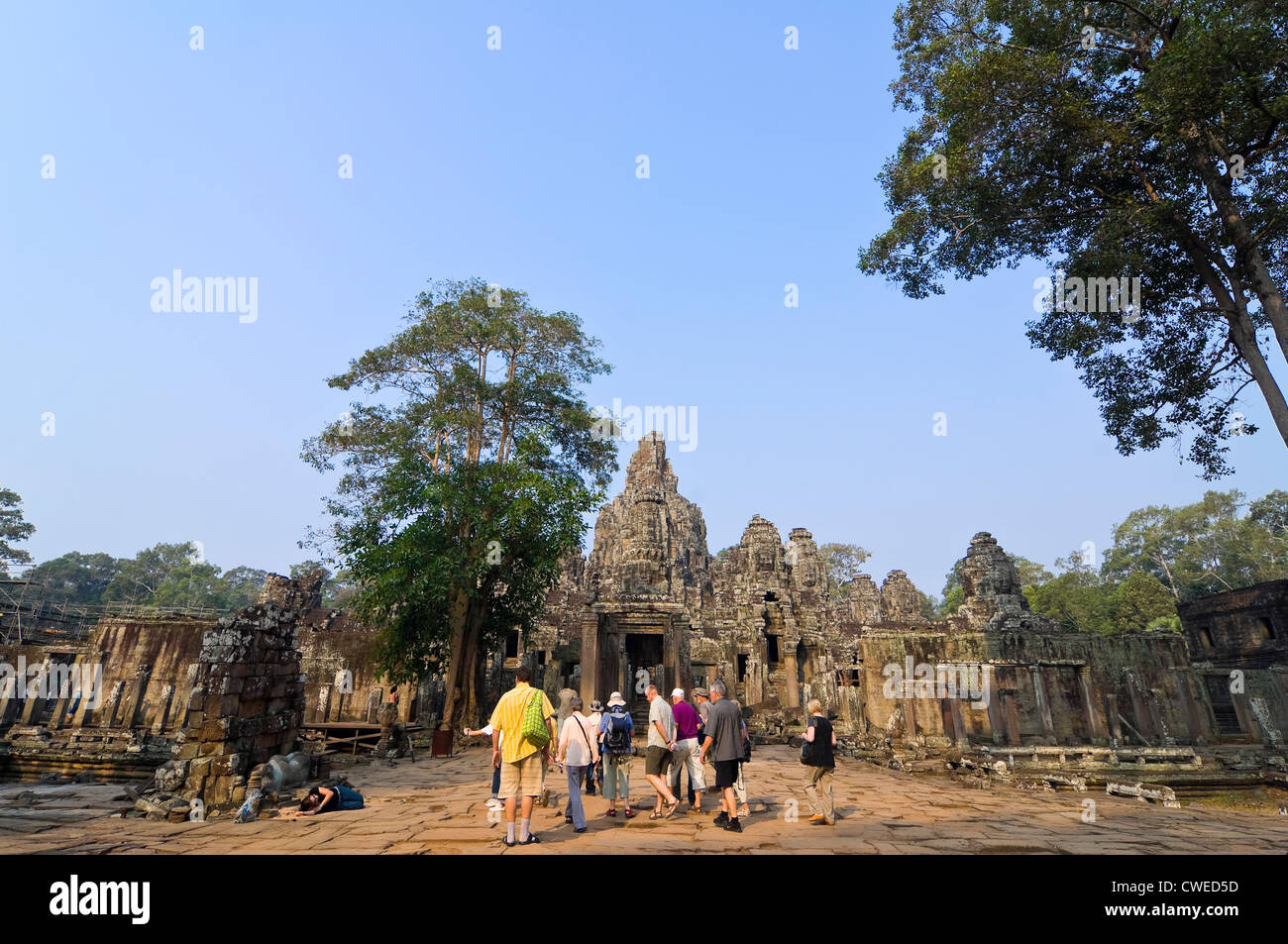 Vue horizontale d'un groupe de touristes en dehors de la fascinante temple Bayon à Siem Reap. Banque D'Images