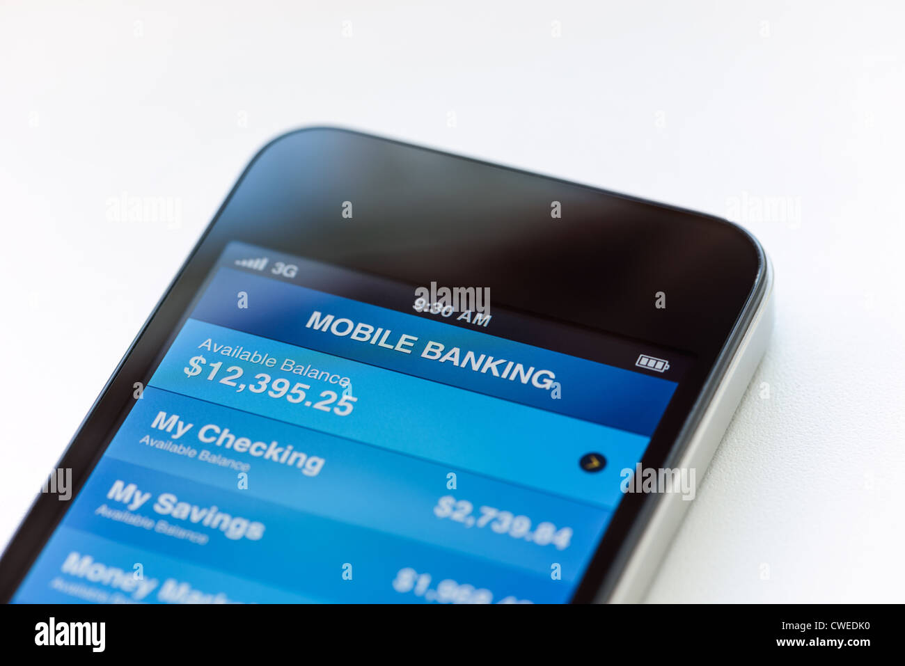 Téléphone mobile avec mobile banking application sur un écran. Closeup shot. Banque D'Images