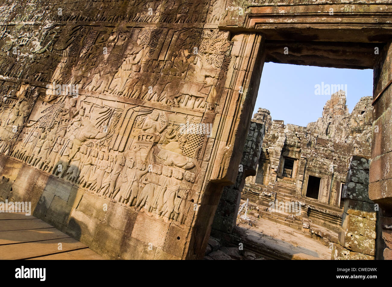 L'horizontale vue rapprochée de l'bas-reliefs historiques dans la galerie extérieure du temple Bayon à Siem Reap. Banque D'Images