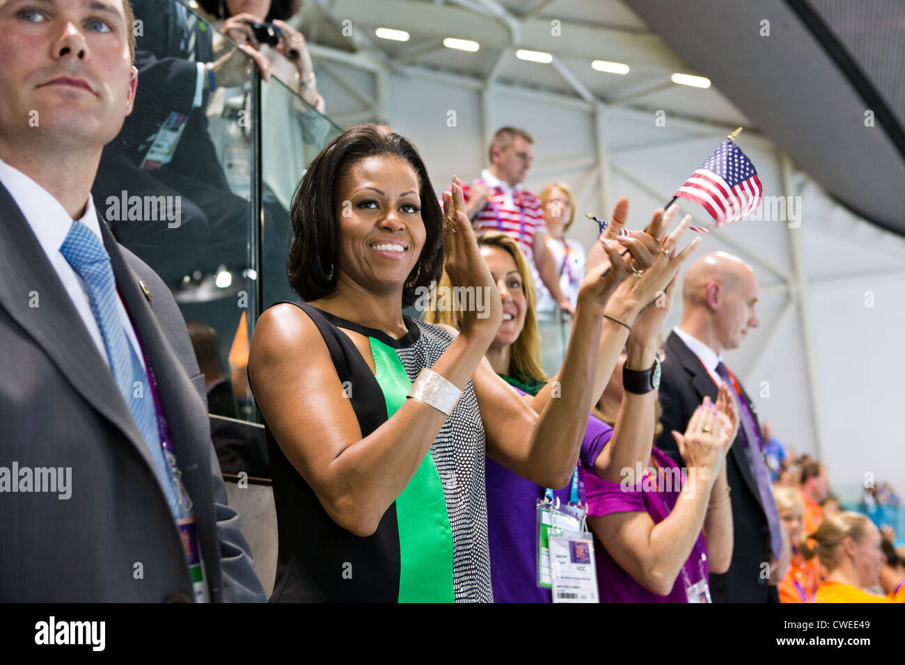La Première Dame Michelle Obama regarde la natation finales et cérémonie de remise des médailles du Parc olympique de natation Centre au cours de l'été 2012 Jeux Olympiques de Londres, en Angleterre, le 28 juillet 2012. Banque D'Images
