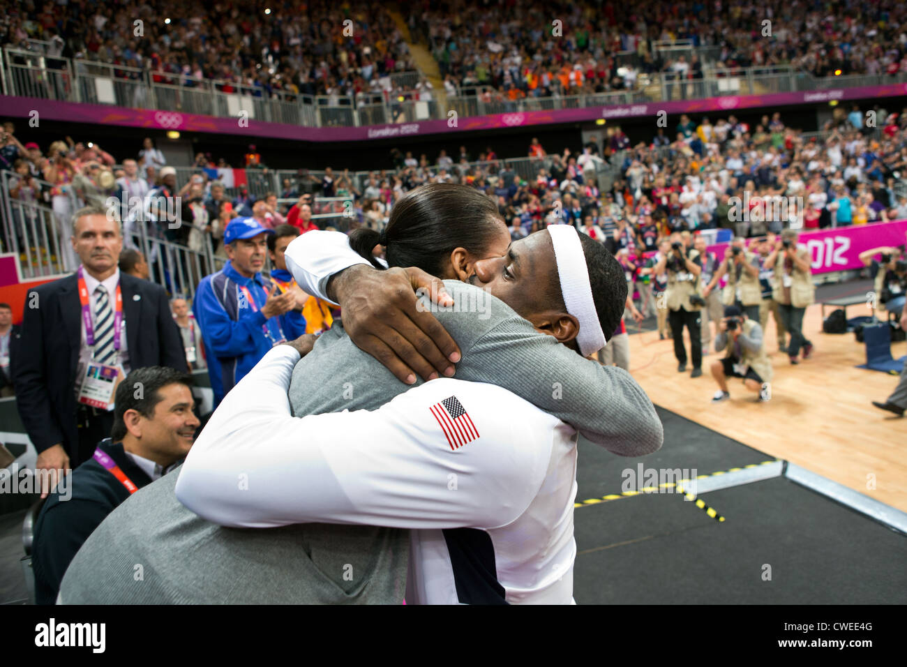 La Première Dame Michelle Obama hugs LeBron James à la suite de l'USA vs France men's match de basket-ball au parc olympique durant les Jeux Olympiques de 2012, le 29 juillet 2012 à Londres, en Angleterre. Banque D'Images