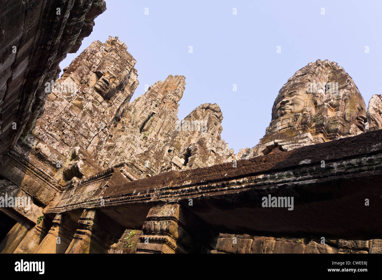 Vue horizontale de la galerie intérieure de la fascinante visages du Bayon temple à Siem Reap. Banque D'Images