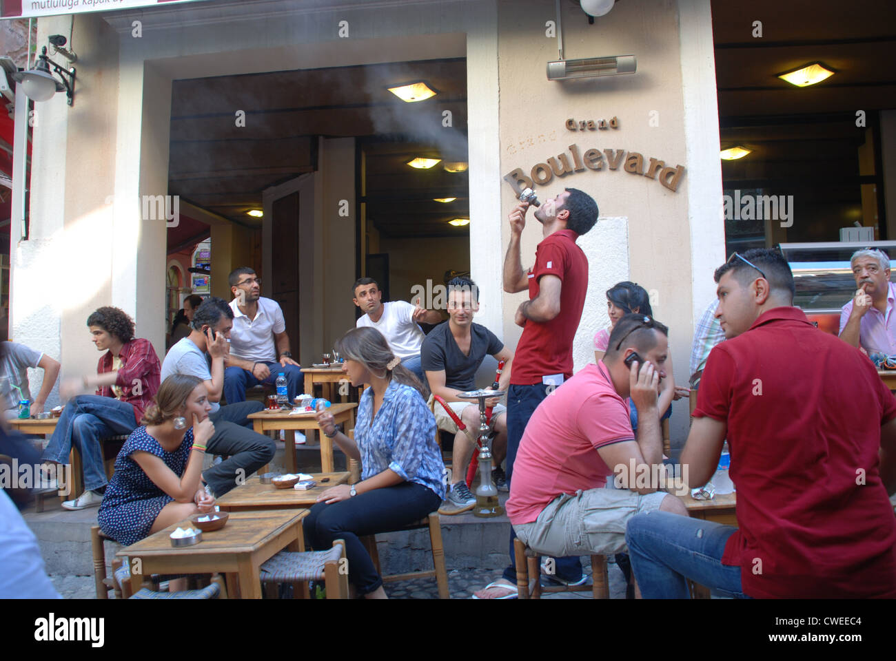 Café Turc de fêtards le quartier de Beyoglu, à Istanbul. Photo par Adam Alexander/Alamy Banque D'Images