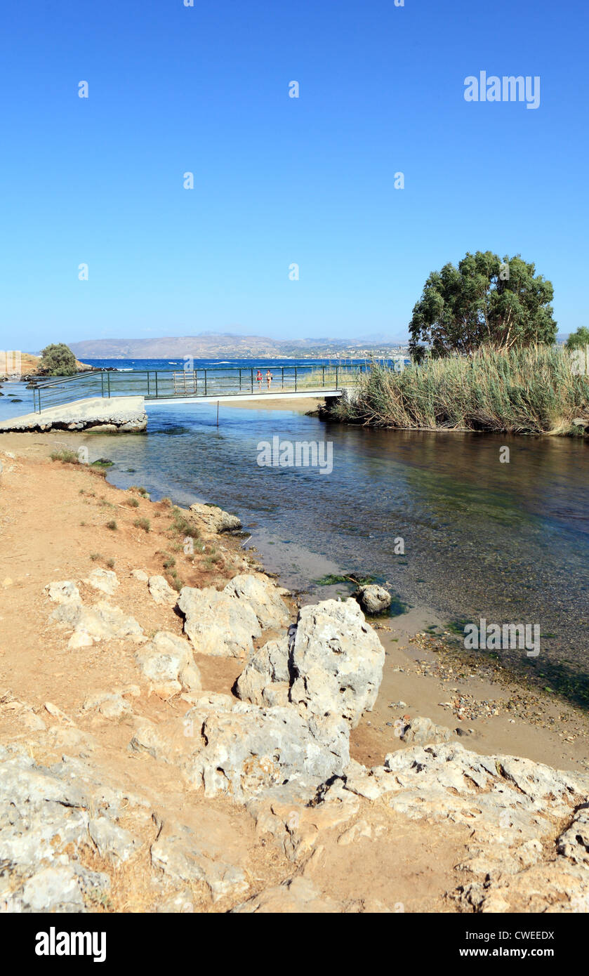 Une rivière vers la mer par la plage à l'ouest de village de ...
