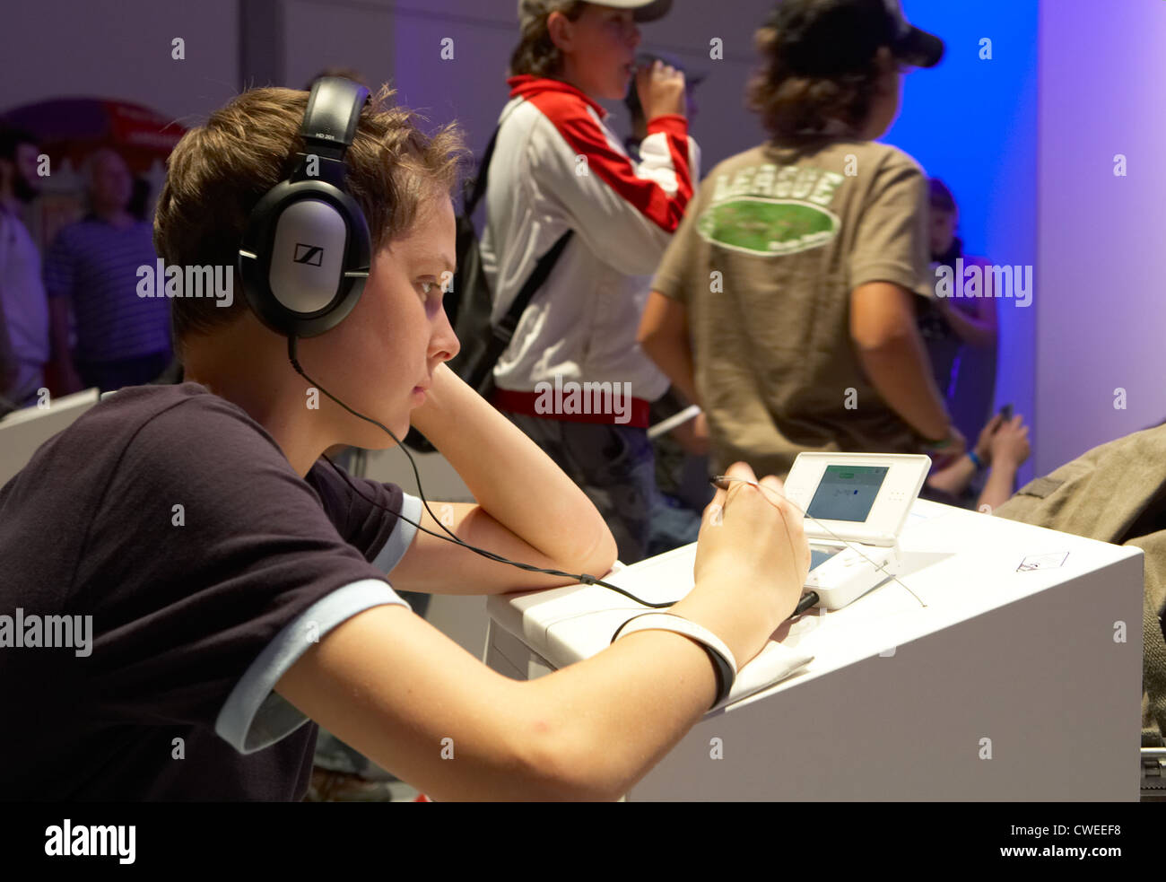 Leipzig - Un garçon est en train de tester de nouveaux jeux à la Games Convention Banque D'Images