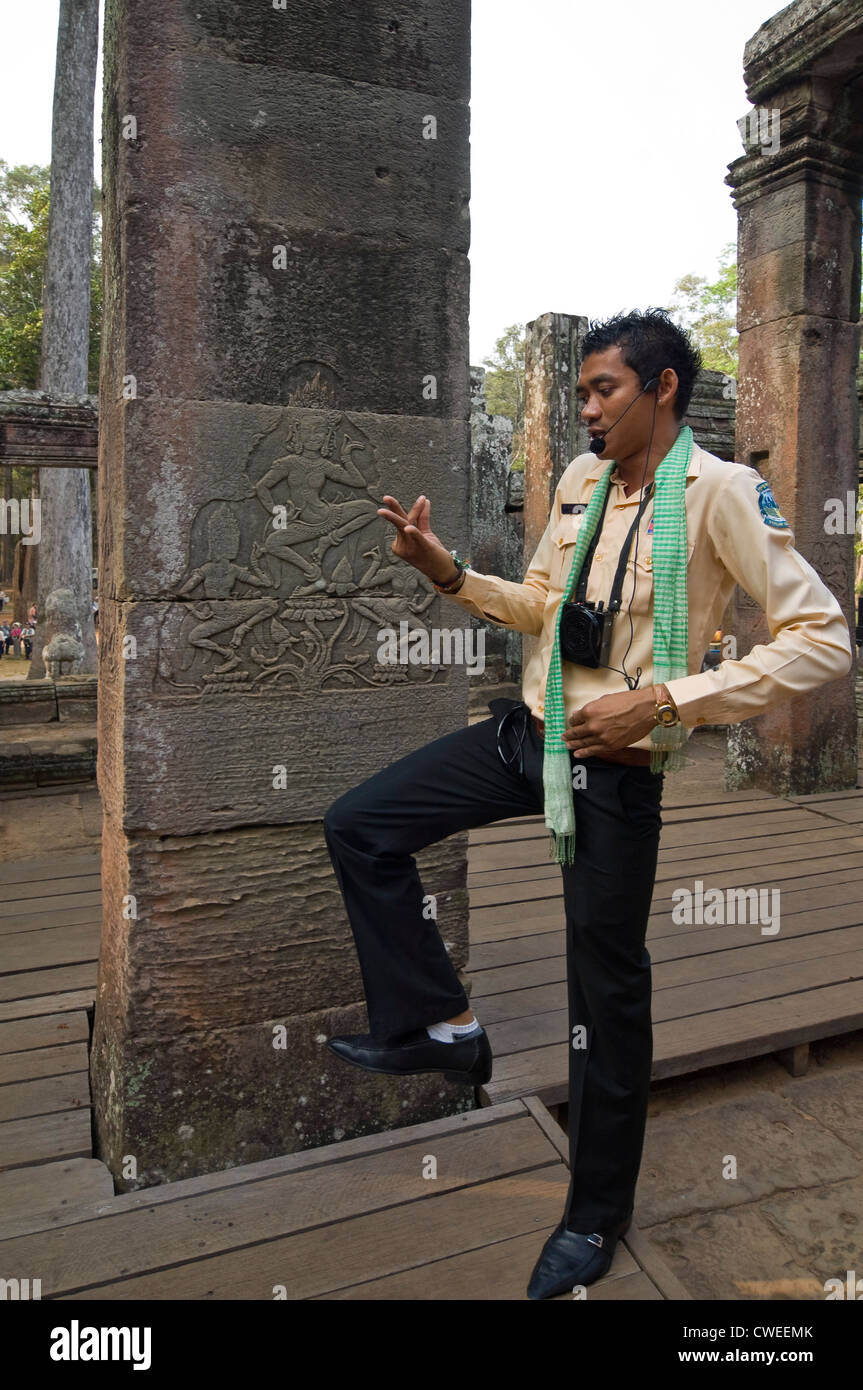 Close up vertical guide de démonstration de danse apsara se déplace sur l'historique des bas-reliefs au temple Bayon, Angkor Thom. Banque D'Images