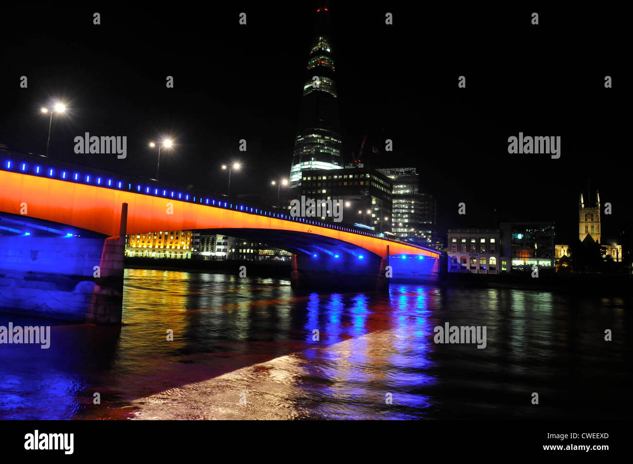 Le Pont de Londres dans la nuit avec le fragment et la cathédrale de Southwark, Londres à l'arrière-plan Banque D'Images