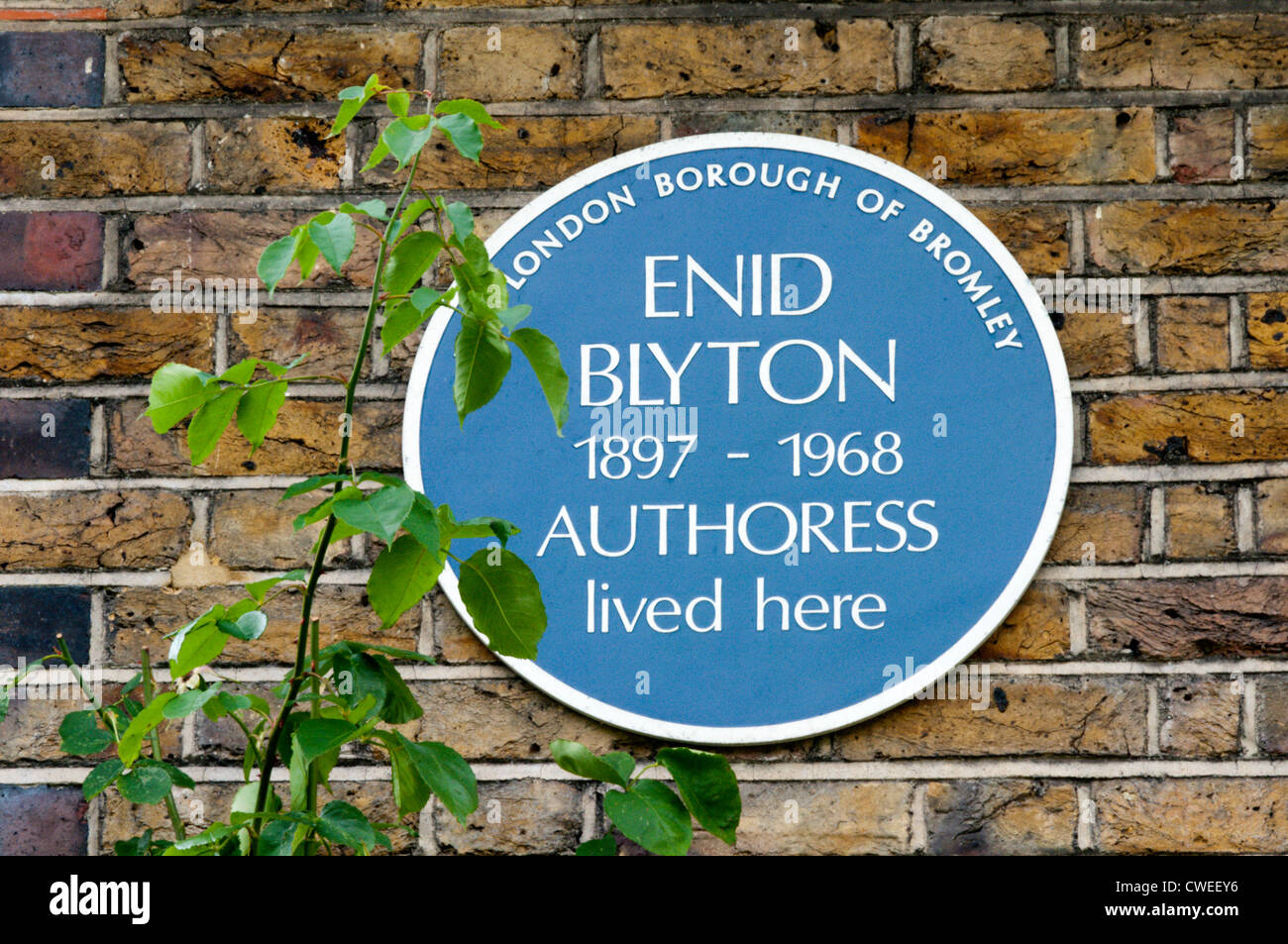 Une plaque bleue sur la chambre en Shortlands, Kent, qui était occupé par l'écrivain de l'Enid Blyton dans les années 1920. Banque D'Images