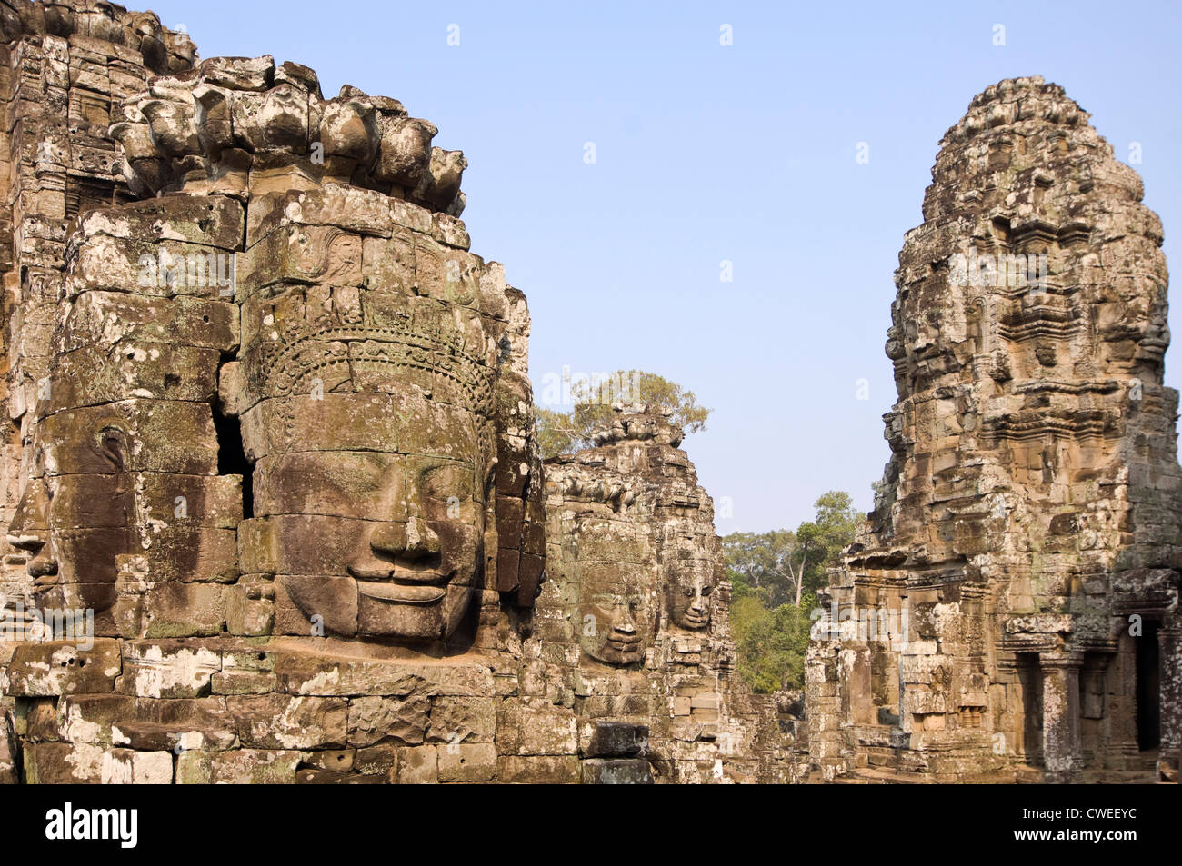 L'horizontale vue rapprochée de la fascinante visages de temple Bayon à Angkor Thom, au Cambodge. Banque D'Images