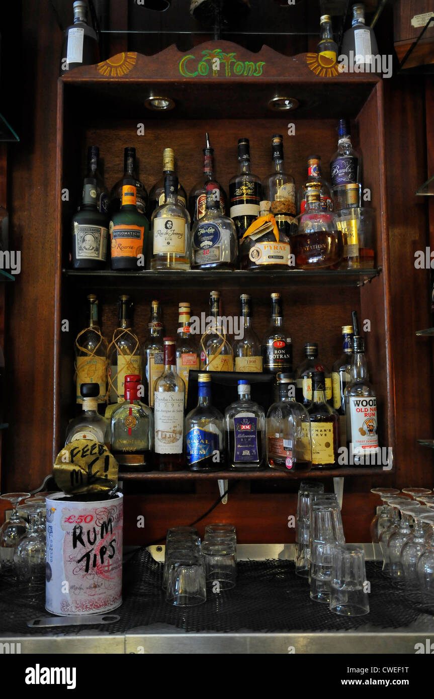 Les bouteilles de rhum Rhum Cotons à Bar, Chalk Farm Road, Camden, London  Photo Stock - Alamy