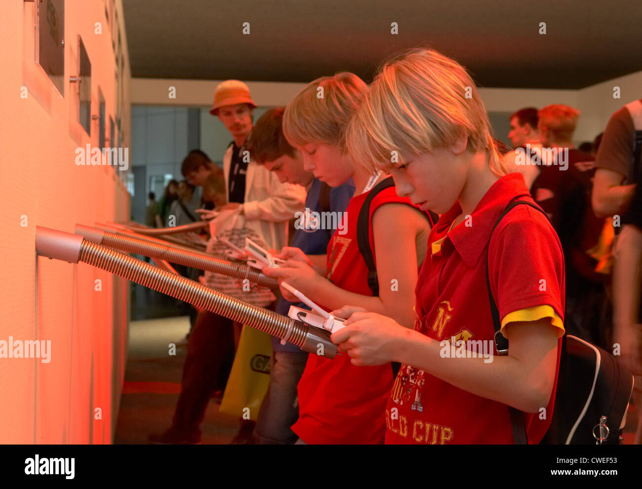 Leipzig - Kids tester de nouveaux jeux à la Games Convention Banque D'Images