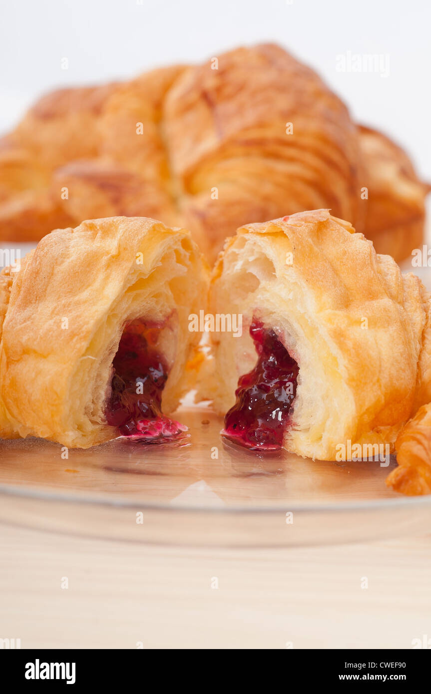 Croissant frais frais Brioche Française remplie de confiture de petits fruits Banque D'Images