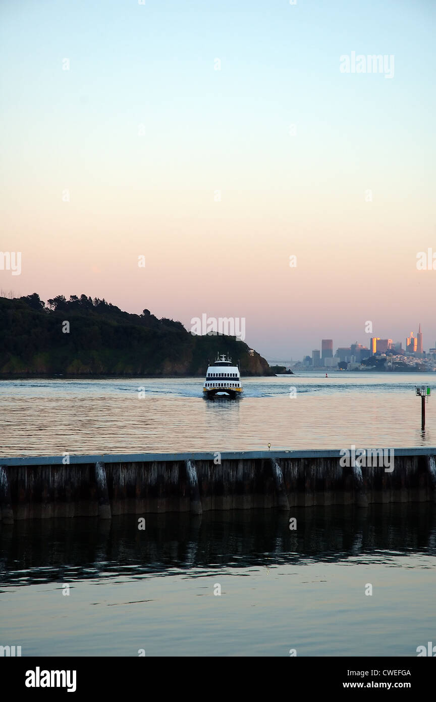 Un ferry sur la baie de San Francisco approchant la marina de Tiburon dans le comté de Marin, Californie, États-Unis. Angel Island est en arrière-plan. Banque D'Images