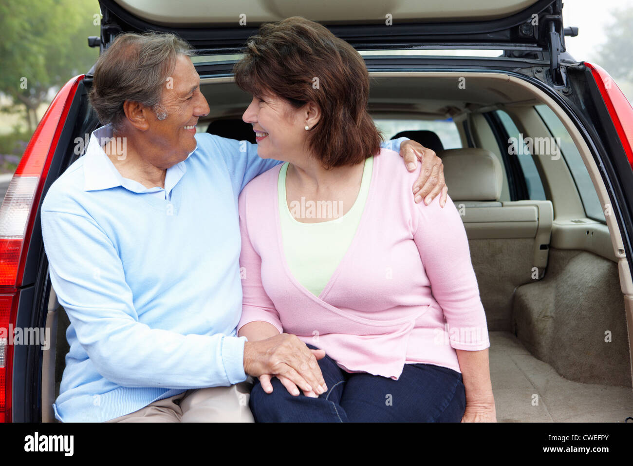 Senior Hispanic couple extérieur avec voiture Banque D'Images