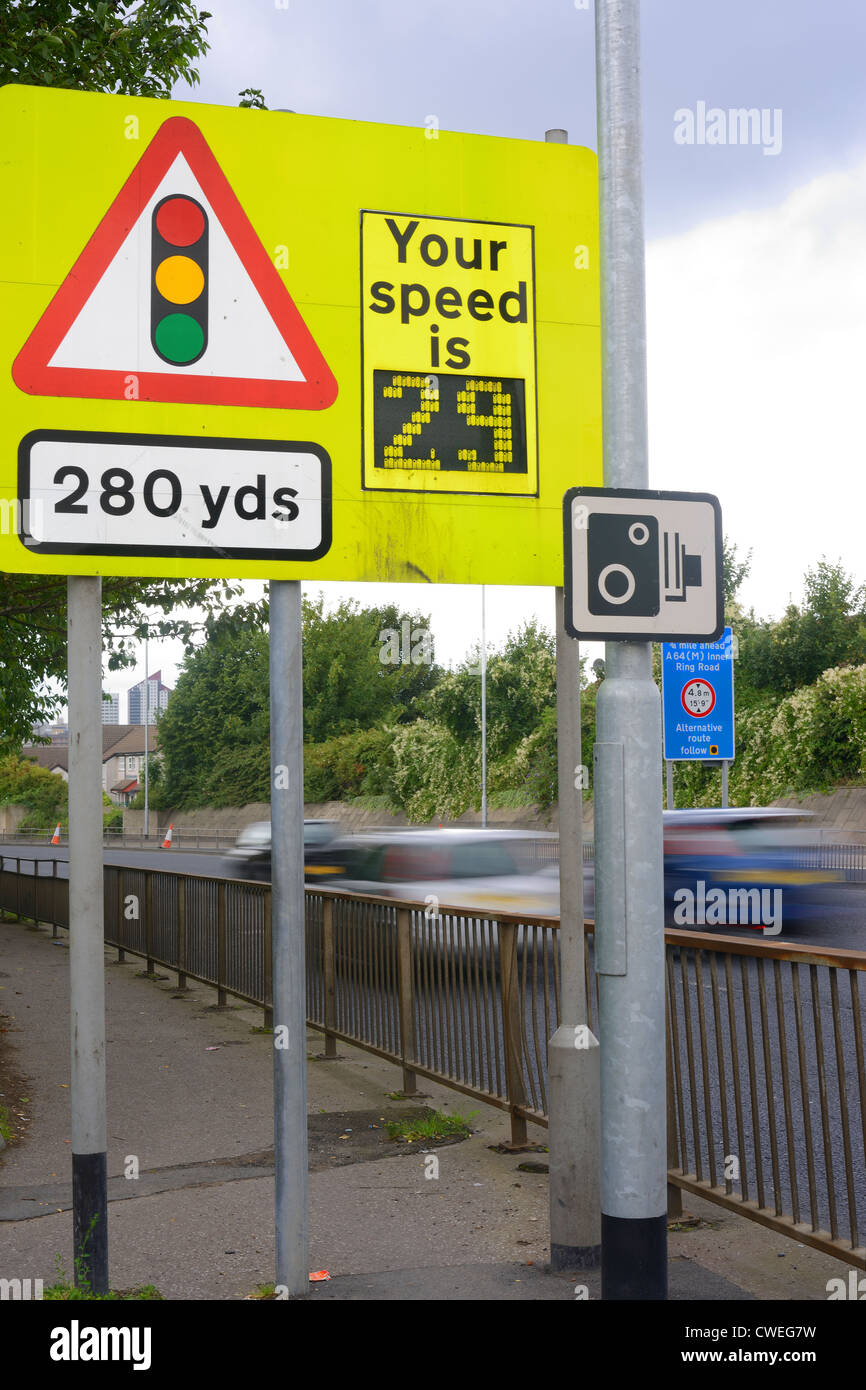 Les conducteurs d'avertissement électronique de leur vitesse avant d'atteindre la zone de radars Leeds UK Banque D'Images