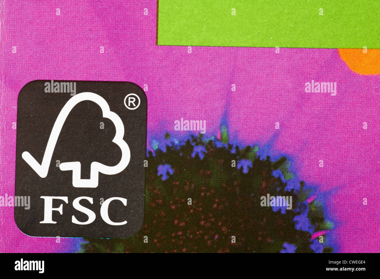 Logo FSC sur boîte de tissus colorés - Forest Stewardship Council Banque D'Images