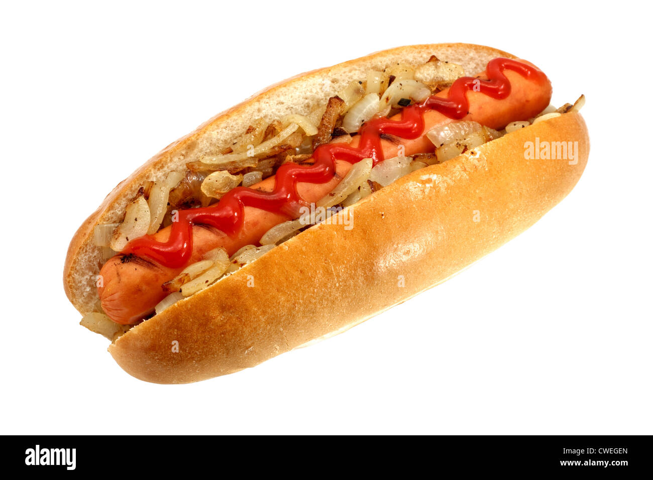 Hot-dog grillé ou Wiener avec oignons frits et ketchup topping, le fast food classique ultime Banque D'Images