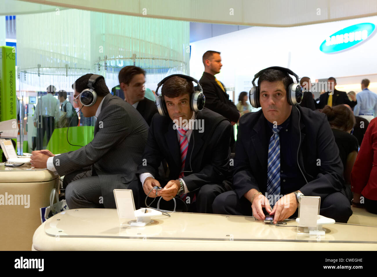 Berlin - les visiteurs sur le stand de Samsung pour tester de nouveaux produits Banque D'Images