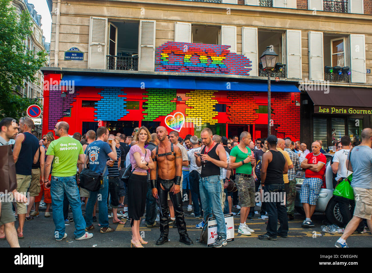 Paris, France, personnes célébrant au 'Bar Cox' dans le quartier du Marais,  quartier gay des bars gay de Paris, après la Marche de la fierté gay Photo  Stock - Alamy