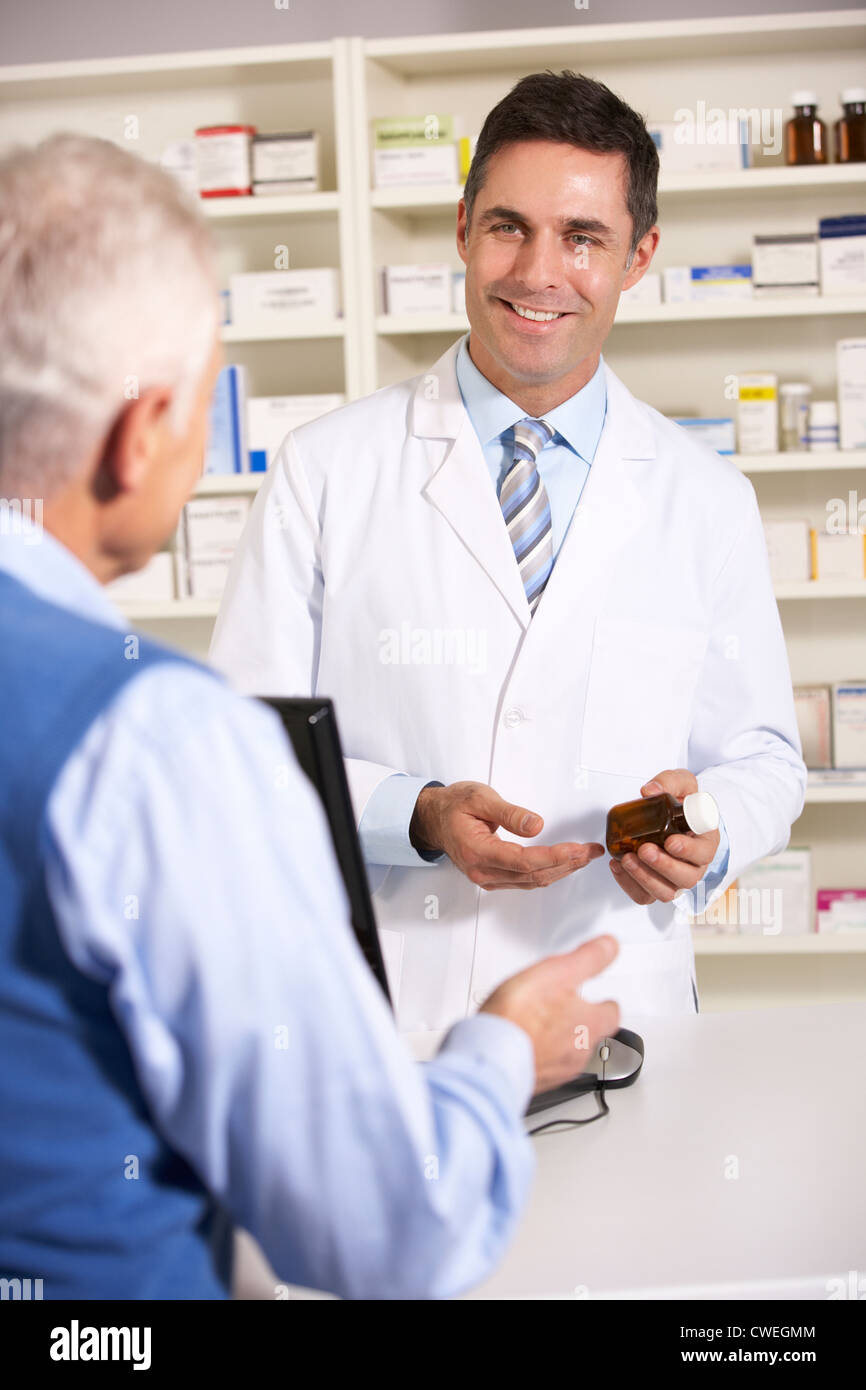 Pharmacien américain avec man en pharmacie Banque D'Images