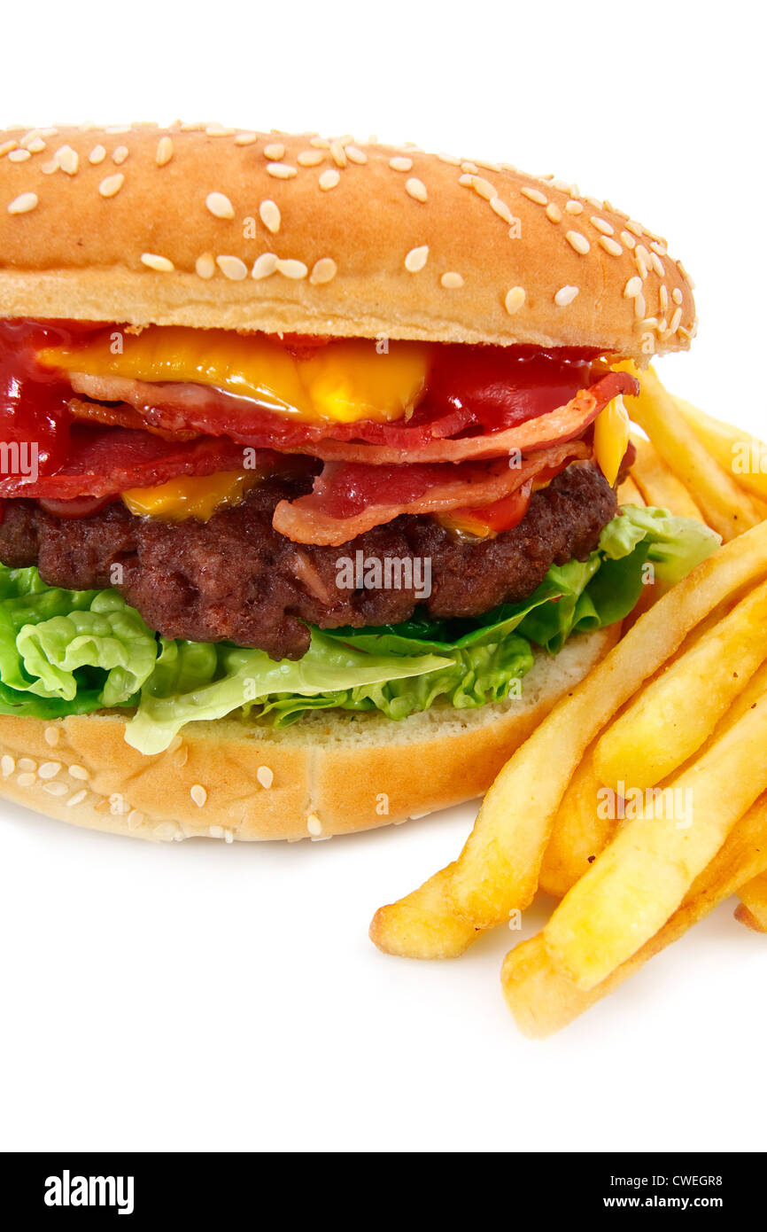 Cheeseburger avec bacon gastronomique un boeuf maison galette sur un lit de laitue avec un côté de pommes frites Banque D'Images