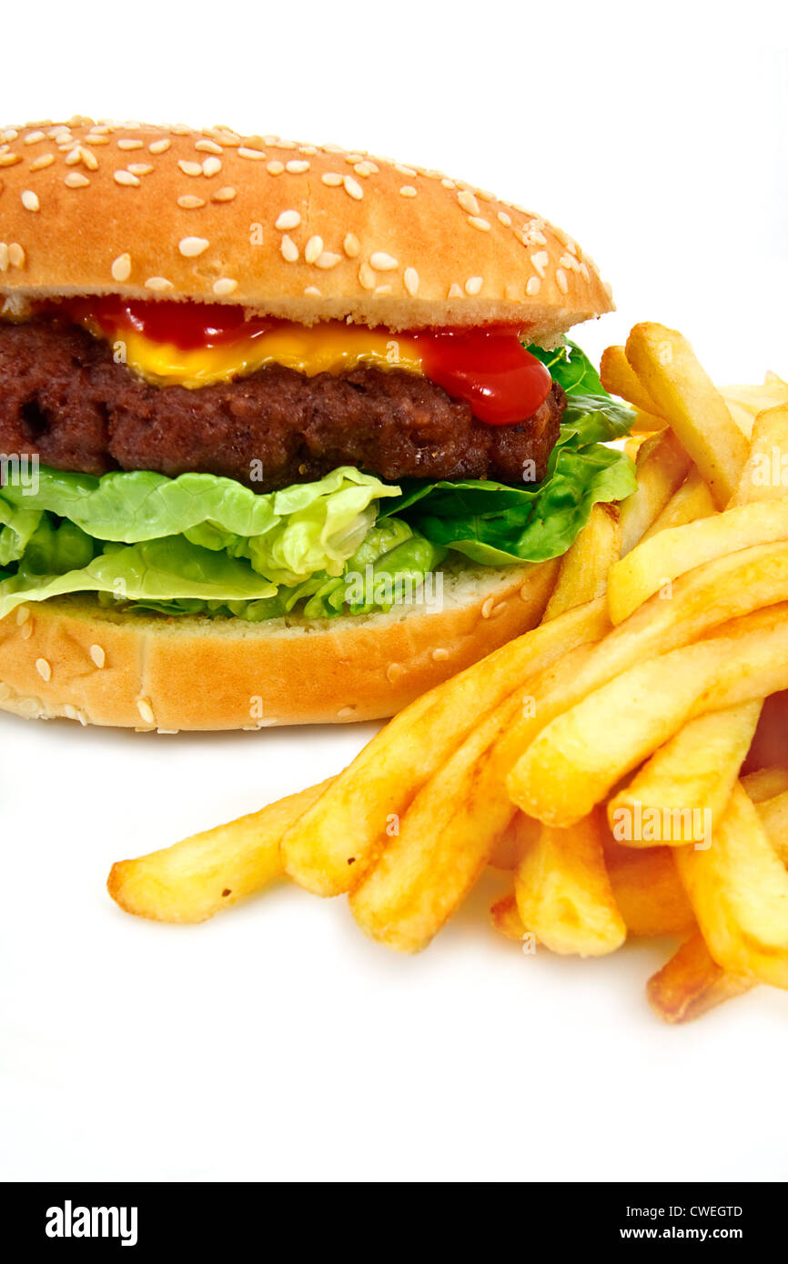 Gourmet cheeseburger avec un boeuf maison galette sur un lit de laitue avec  un côté de pommes frites Photo Stock - Alamy