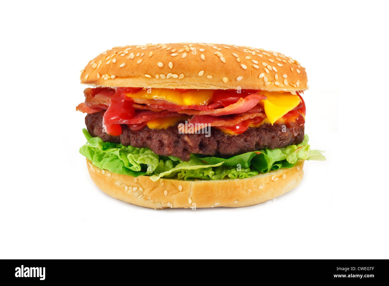 Bacon Cheeseburger gastronomique maison populaire un hamburger au bacon et fromage empilés à l'intérieur d'un pain aux graines de sésame Banque D'Images