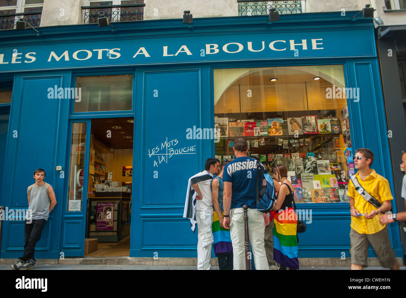 Paris, France, gens à l'extérieur, quartier du Marais, quartier gay de Paris librairie gay, 'les mots à la bouche' petites librairies devantures (ancienne adresse) librairie locale jeunes Banque D'Images