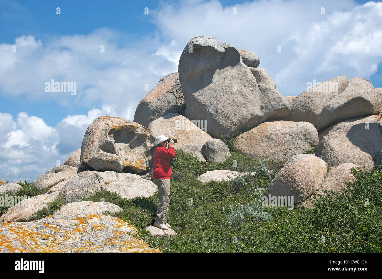 Femme photographiant des rochers géants iles Lavezzi Corse du Sud France Banque D'Images