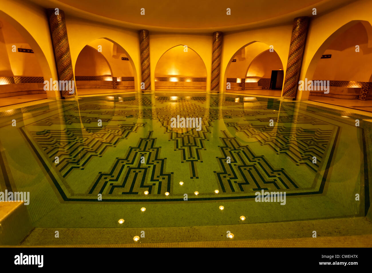 Piscine intérieure, d'arches et de carreaux de hammam, bain turc, dans la mosquée Hassan II à Casablanca, Maroc. Banque D'Images