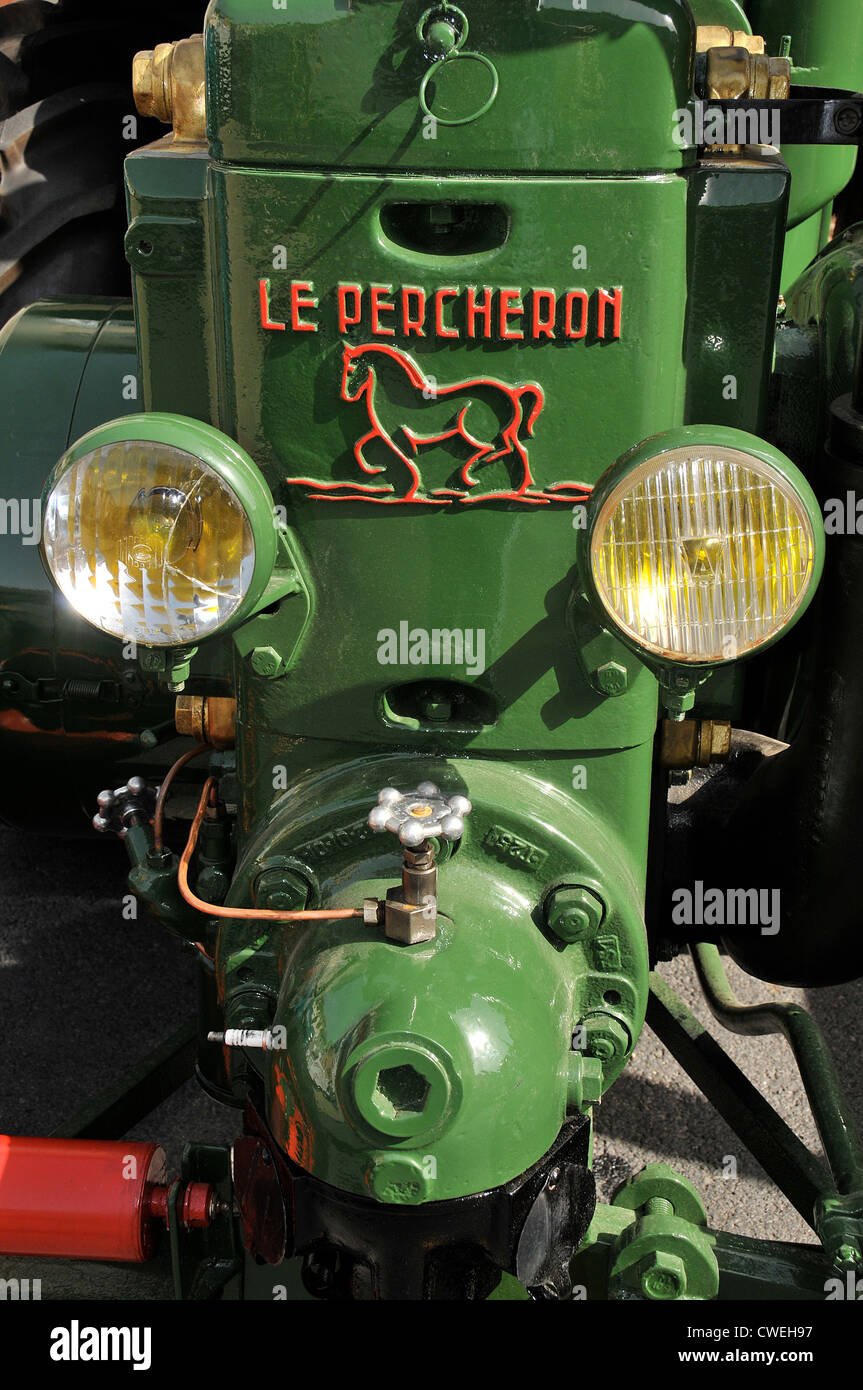 Vieille ferme tracteur Le Percheron ( 1953 ) Marsac en Livradois Auvergne France Banque D'Images