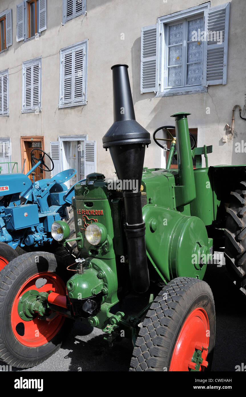 Vieille ferme tracteur Le Percheron ( 1953 ) Marsac en Livradois Auvergne France Banque D'Images