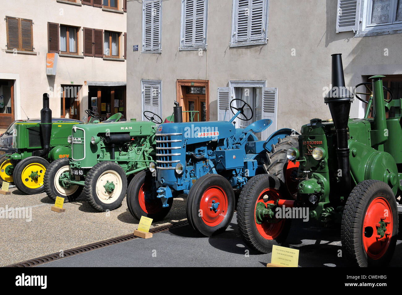 Vieux tracteurs de ferme homme Laborier Le Percheron Someca Marsac en Livradois Auvergne France Banque D'Images
