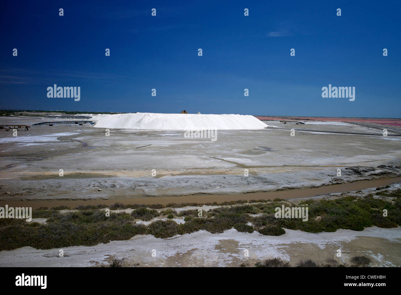 La production de sel à Salin-de-Giraud dans la réserve naturelle de Camargue, France Banque D'Images
