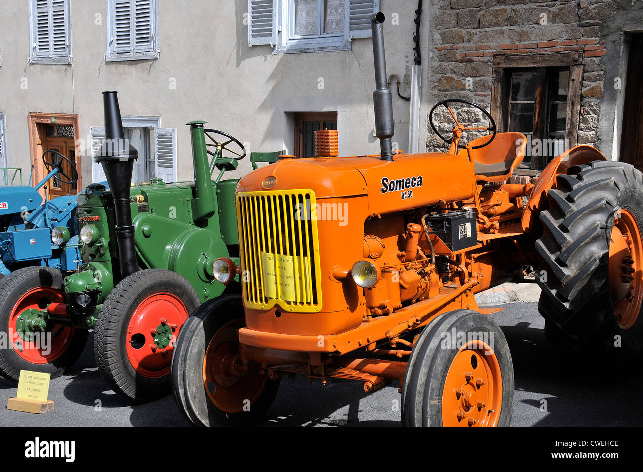 Vieux tracteurs de ferme Le Percheron ( 1953 ) et Someca ( 1957 ) Marsac en Livradois Auvergne France Banque D'Images