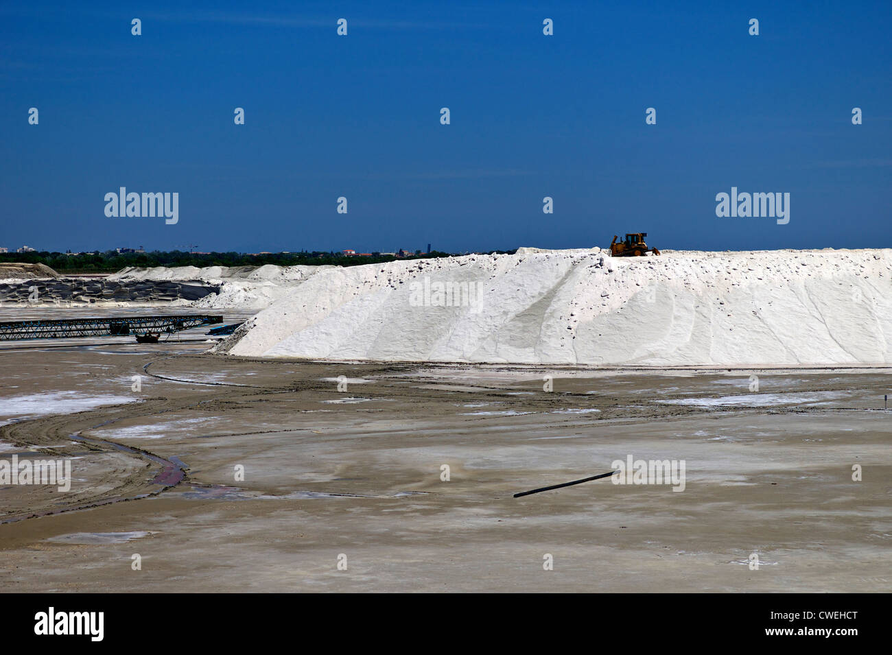 La production de sel à Salin-de-Giraud dans la réserve naturelle de Camargue, France Banque D'Images