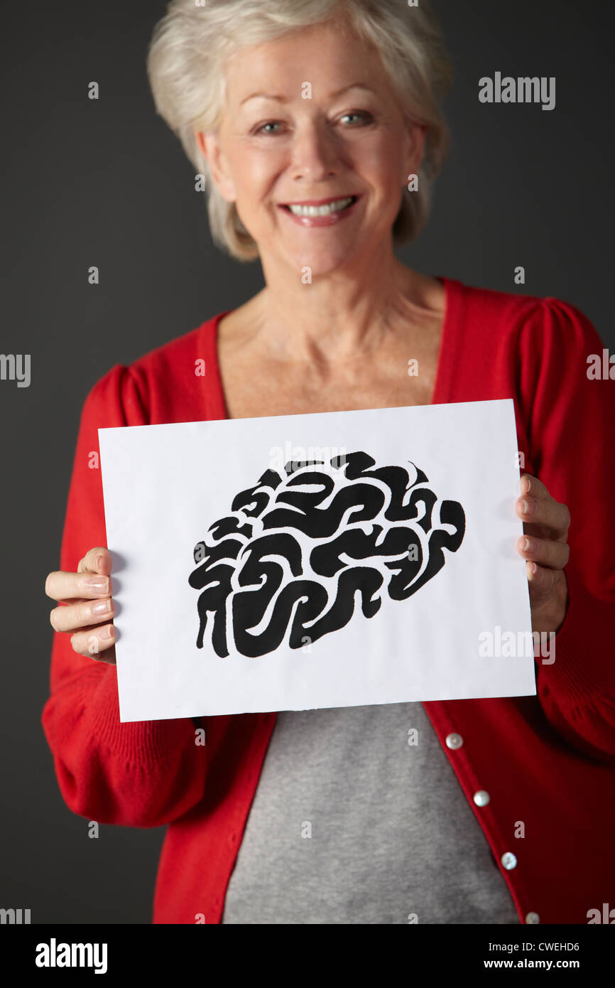 Senior woman holding dessin à l'encre de cerveau Banque D'Images