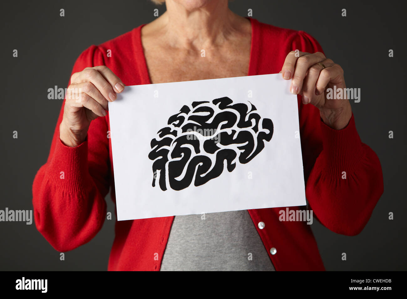 Senior woman holding dessin à l'encre de cerveau Banque D'Images