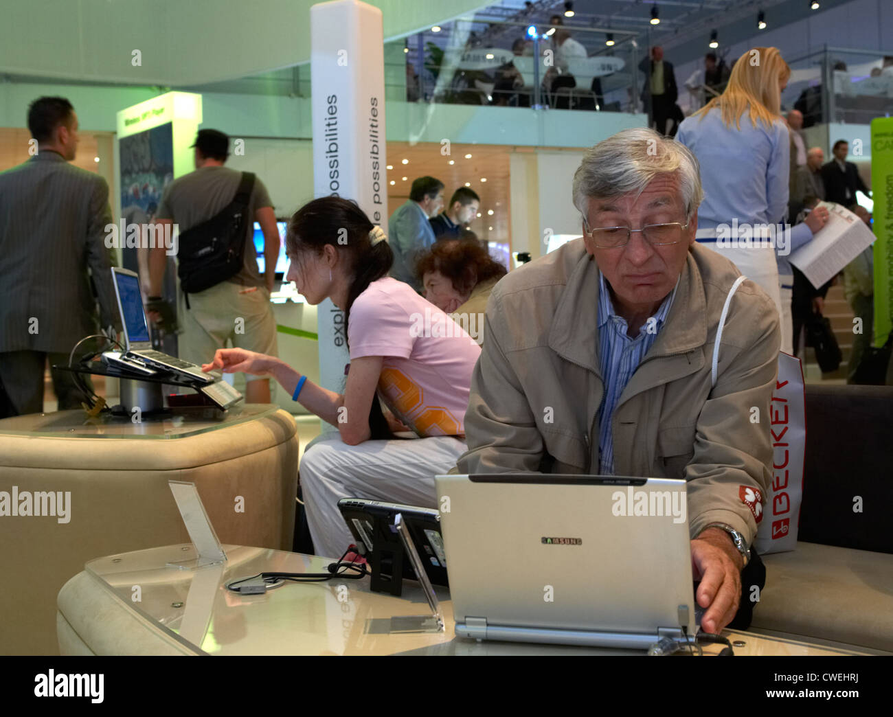 Berlin - les visiteurs sur le stand de Samsung pour tester de nouveaux produits Banque D'Images