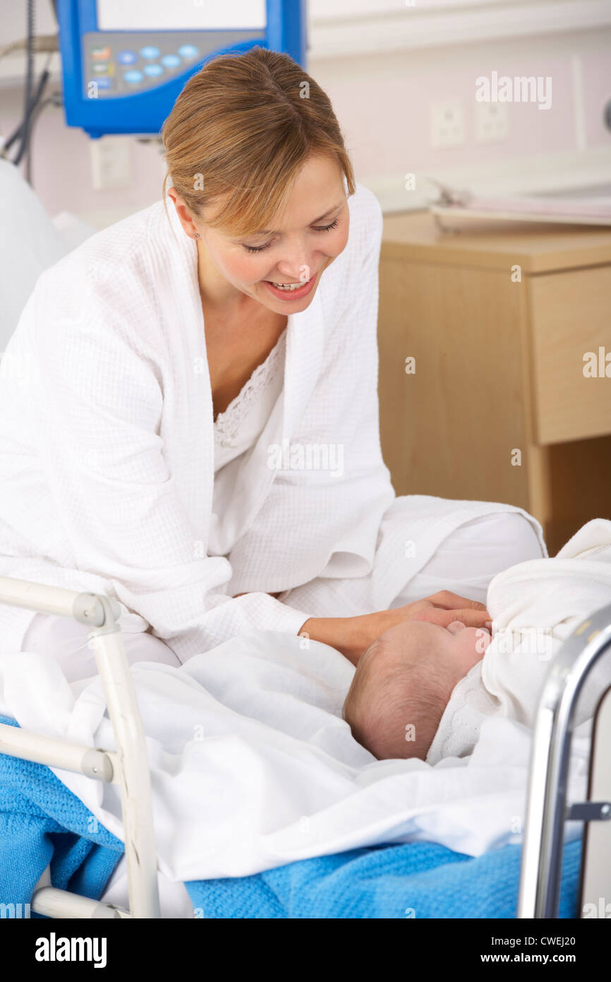 Mère à l'hôpital avec bébé nouveau-né Banque D'Images